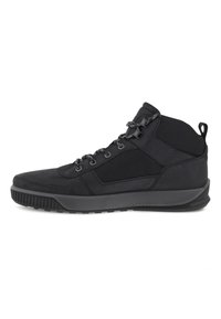Botas altas negras de ante y malla, con cordones redondos, suela de goma texturizada y costuras reforzadas en los laterales.