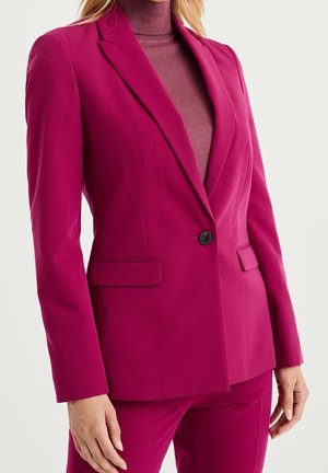 Blazer ajusté fuchsia avec des revers crantés, fermeture à un bouton et poches latérales. Tissu lisse avec une coupe structurée.