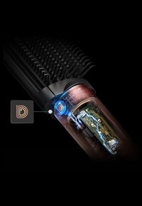 Strumento per capelli nero con un componente trasparente che mostra il circuito interno, accenti blu luminosi e un logo nell'angolo.