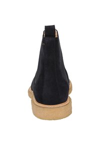 Schwarze Wildleder-Ankle Boots mit Gummisohle, elastischem Seitenpanel und Schlaufe. Die Rückansicht hebt die glatte Textur und die Nahtdetails hervor.