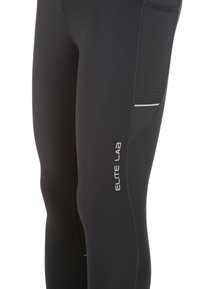 Sorte sportsleggings med en tætsiddende pasform, der har en netlomme og refleksdetaljer på siden. Glat stoftekstur.
