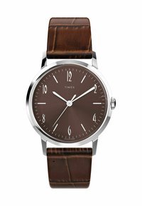 Montre avec un cadran marron et un boîtier en acier inoxydable argenté. Bracelet en cuir marron avec texture crocodile. Chiffres arabes blancs pour les heures. Design simple.