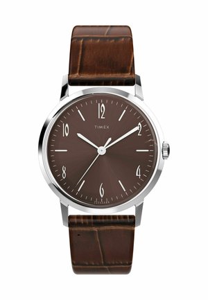 Montre avec un cadran marron et un boîtier en acier inoxydable argenté. Bracelet en cuir marron avec texture crocodile. Chiffres arabes blancs pour les heures. Design simple.