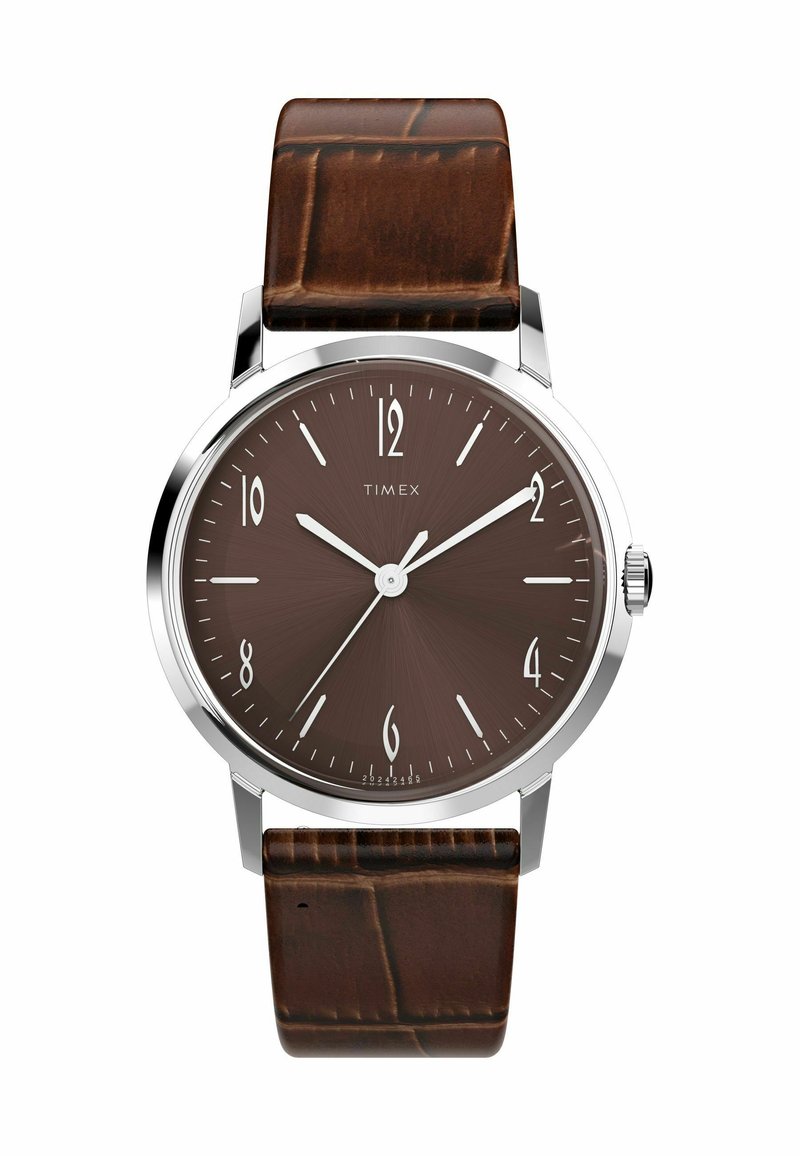 Montre avec un cadran marron et un boîtier en acier inoxydable argenté. Bracelet en cuir marron avec texture crocodile. Chiffres arabes blancs pour les heures. Design simple.