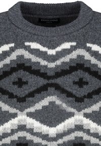Grau gestrickter Pullover mit geometrischen Mustern in Weiß und Schwarz. Ribbelnder Rundhalsausschnitt, weiches Material und mittlere Dicke.