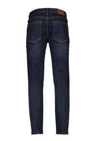 Jeans de mezclilla azul oscuro con corte slim, que cuentan con dos bolsillos traseros, costuras visibles y un parche de cuero marrón en la cinturilla.