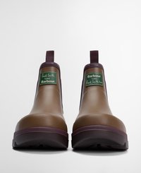 Botas de tornozelo impermeáveis castanhas com uma superfície texturizada, detalhes em púrpura escuro e etiquetas verdes com a inscrição "Paul Smith ama a Barbour."