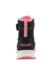 Botas de invierno negras con un forro de pelo sintético rosa, correa ajustable y suela blanca. Presentan el logo "Kappa" en rosa en el talón.
