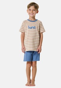 T-shirt a righe beige e bianche con bordi blu e testo "felice", abbinato a pantaloni corti blu, progettato per bambini. Materiale in cotone, vestibilità casual.