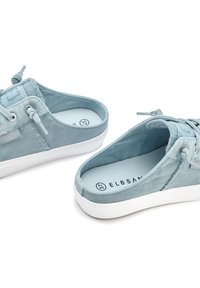 Helleblaue Leinen-Schuhe mit einer weißen Gummisohle, versehen mit Schnürverschlüssen und einer weichen Innenauskleidung. Mit Branding an der Seite und auf den Innensohlen.