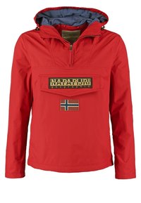 Giacca a pullover in nylon rosso con cappuccio interno blu, grande tasca frontale, logo dorato e un'etichetta della bandiera norvegese sulla parte anteriore.