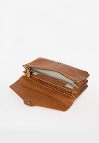 Bruine lederen portemonnee met meerdere compartimenten, een ritsvak en een drukknoopsluiting. Textuurafwerking met een zachte uitstraling.