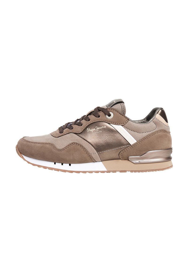 Zapatillas marrones hechas de ante y materiales sintéticos. Presentan un acento metálico, punta redonda y cordones texturizados. Suela media blanca con un patrón.