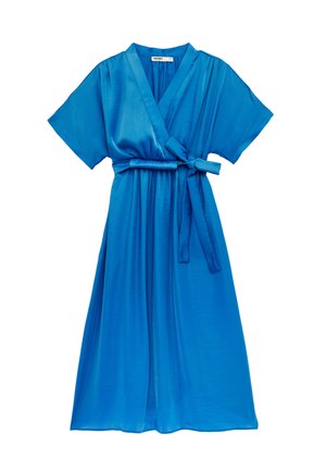 Niebieska satynowa sukienka kopertowa z krótkimi rękawami i wiązanym paskiem w talii, długość midi i dekolt w serek.