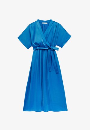 Blaues Satin-Wickelkleid mit kurzen Ärmeln und einem gebundenen Taillengürtel, mittellang und mit V-Ausschnitt.