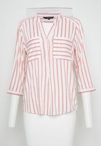 Camicia a righe con strisce verticali rosa e bianche, colletto, due tasche anteriori e maniche 3/4. Realizzata in tessuto leggero.