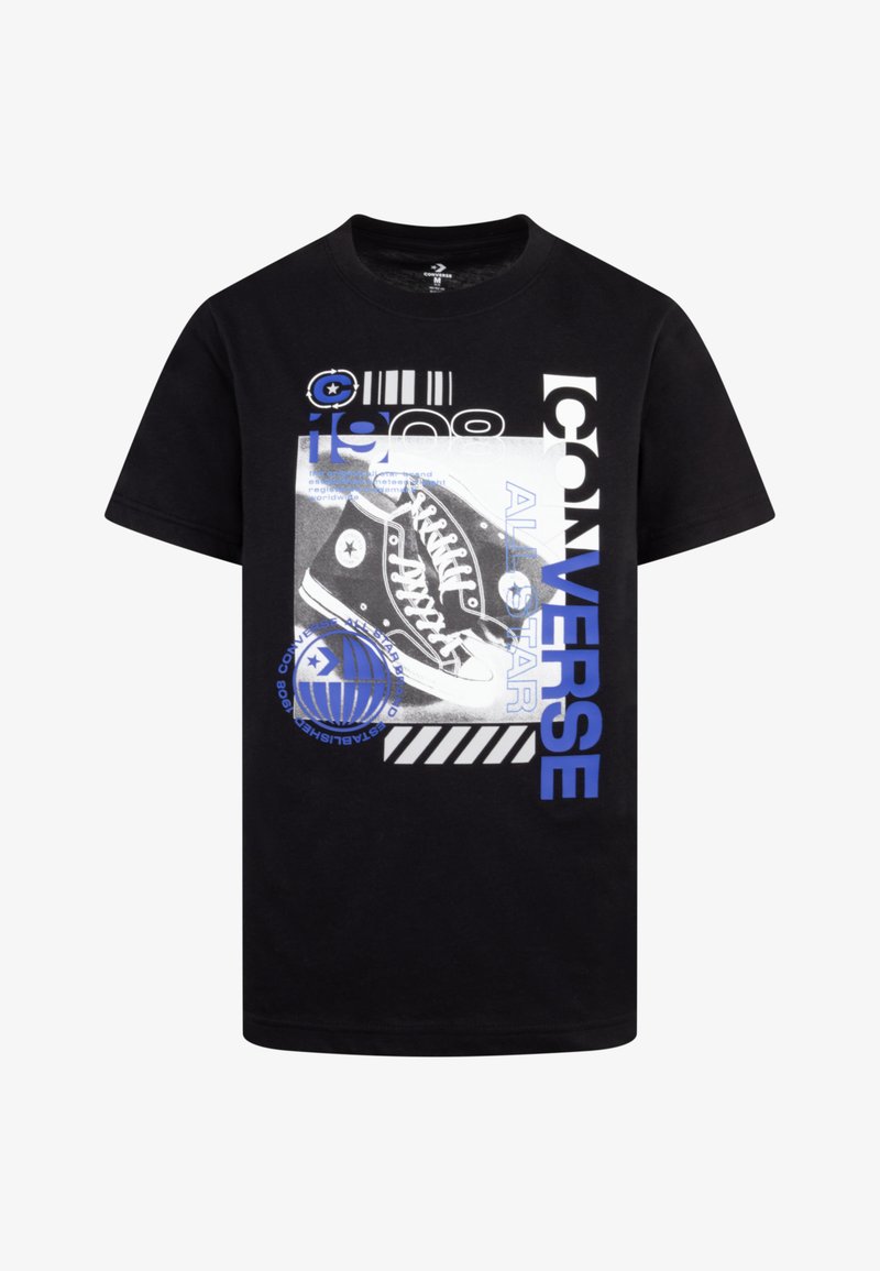 T-shirt noir avec impression graphique de baskets Converse montantes noires, texte bleu et blanc "CONVERSE ALL STAR" et "1908," et éléments de design.
