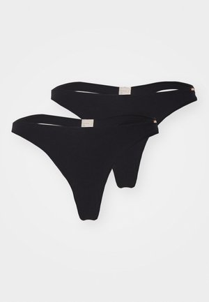 Černé bikinové kalhotky v trojúhelníkovém designu, vyrobené z měkkého materiálu s hladkou strukturou. Mají úzké ramínka a minimální zakrytí.