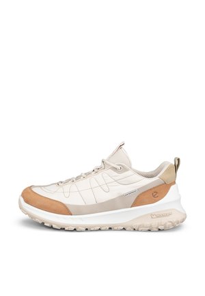 Beige und beige-braune wasserdichte Sneaker in niedriger Ausführung mit Schnürverschluss und dicker, strukturierter Michelin-Sohle für den Außenbereich.