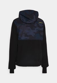 Giacca con cappuccio nera con motivo camouflage blu scuro sulla parte superiore della schiena e sulle spalle, con piccolo logo Brinotti giallo sul lato destro.