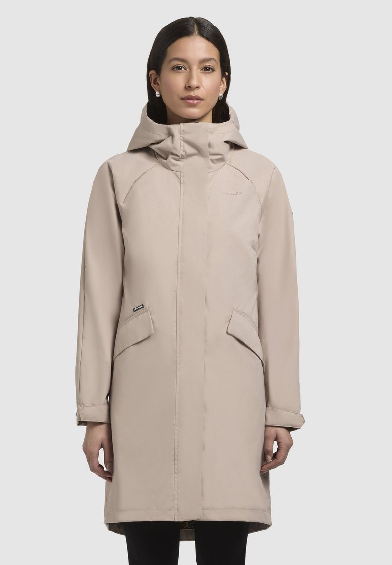 Parka beige imperméable avec capuche, dotée de poches latérales, d'une silhouette légèrement ajustée et d'une texture lisse. Design simple et fonctionnel.
