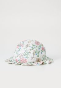 Sombrero de sol con estampado floral en algodón blanco, que presenta una corona redonda, un ala con volantes y acentos de diseño en rosa pálido, verde y azul.