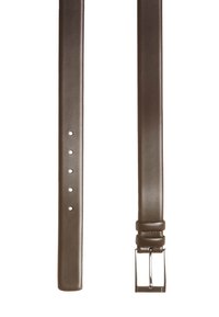Ceinture en cuir marron avec une texture lisse, comportant cinq trous d'ajustement, une boucle rectangulaire en argent brillant et une extrémité effilée.