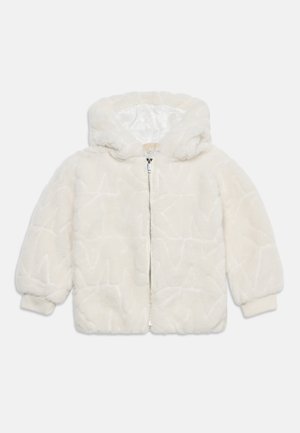 Hvid, fluffy hættejakke med lynlås foran og ribstrikkede manchetter, designet til varme og komfort.