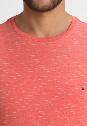 T-shirt rouge mélange à col rond en tissu mélangé coton. Présente un petit logo de la marque sur le côté gauche de la poitrine, surface texturée.