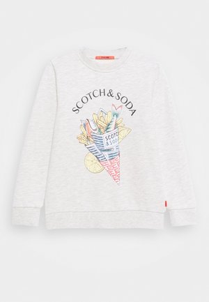 Biała bluza z napisem "Scotch & Soda" oraz grafiką ryby, frytek owiniętych w gazetę i plasterków cytryny z przodu.