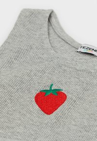 Szary dzianinowy top bez rękawów z czerwoną haftowaną truskawką i zielonymi liśćmi. Metka informuje "TEZENIS KIDS". Miękka tekstura, bez rękawów.