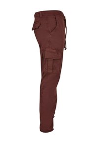 Burgunderfarbene Cargo-Hosen mit entspannter Passform, mehreren Taschen, elastischem Bund und leicht zerknitterter Textur.
