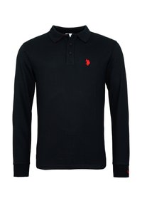 Čierna polokošeľa s dlhým rukávom a trojbuttonovým zapínaním, s malým červeným vyšitým logom na ľavej hrudi.