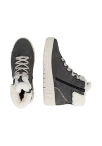 Graue High-Top-Sneaker aus Wildleder mit Kunstpelzfutter, kontrastierender beiger Sohle, Schnürdesign und seitlichem Reißverschlussdetail.