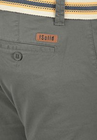 Grijze shorts van katoen, met een achterzak met knoopsluiting en een bruin leren logo-label met de tekst "!Solid." Gestructureerde stof.
