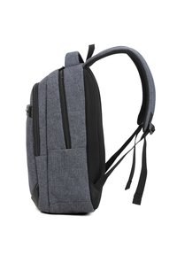 Zaino in tessuto grigio con una forma strutturata, dotato di doppie cerniere, spallacci in rete e una tasca laterale. Texture liscia e base rinforzata.