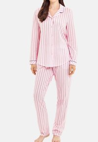 Vaaleanpunaiset ja valkoiset raidalliset pyjamat, joissa on pitkät hihat, napitettava paita ja siihen sopivat housut. Pehmeä kangas, jossa kontrastiväriset laivastonsiniset hihansuut ja kaulus.