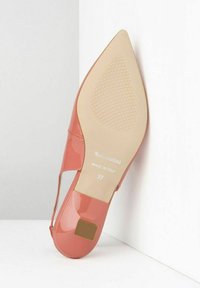 Chaussure en cuir verni corail avec un bout pointu et un talon fin. Accent en métal carré sur la semelle, marqué "Fabriqué en Italie" et taille 37.