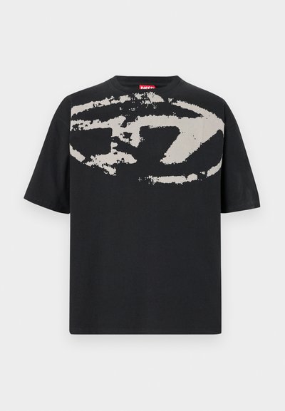 Черен T-shirt с голям абстрактен светло сив графичен елемент на предната страна. Къси ръкави и класически закръглен деколте. Памучен материал.