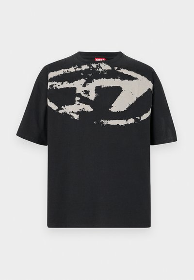 Черен T-shirt с голям абстрактен светло сив графичен елемент на предната страна. Къси ръкави и класически закръглен деколте. Памучен материал.