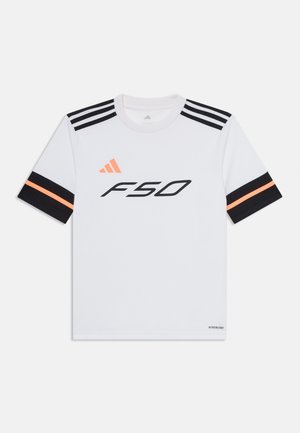 Valge spordisärk lühikeste mustade varrukatega, millel on mustad ja oranžid triibud. Suur "F50" graafika ja "AEROREADY" tekst alumisel serval.