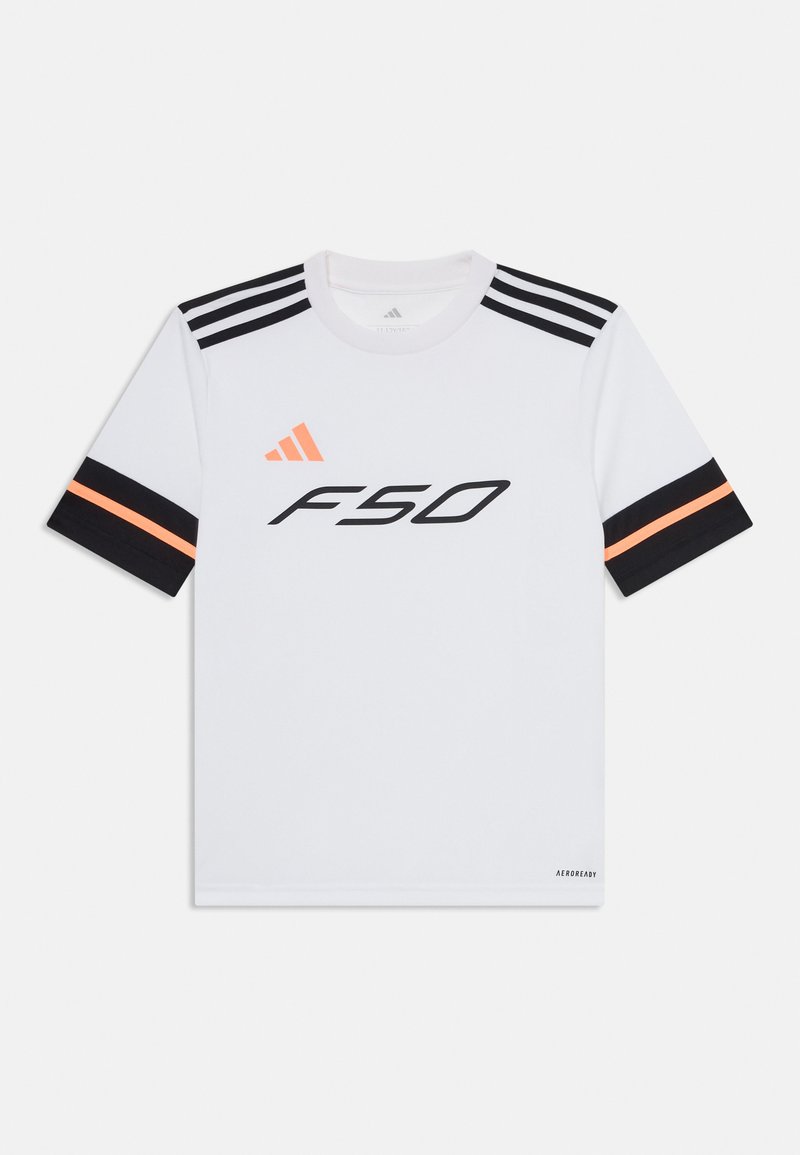 T-shirt sportivo bianco con maniche corte nere, caratterizzato da strisce nere e arancioni. Grande grafica "F50" e testo "AEROREADY" sull'orlo inferiore.