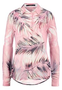 Chemise rose à manches longues avec boutons, motifs abstraits de feuilles de palmier noires, blanches et grises, et détails en dentelle sur les manches.
