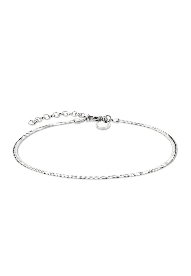 Silberner Metallarmreif mit einem glatten, flexiblen Design. Verfügt über einen Karabinerhaken und eine verstellbare Kette für Größenanpassungen.