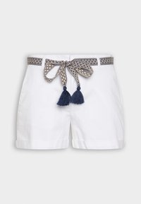 Shorts en coton blancs avec une ceinture tressée marine et beige, ornée de franges. Les shorts ont des ourlets roulés et des poches latérales.