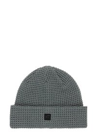 Gorro de lana gris de punto con un puño acanalado, que presenta un patrón texturizado y un pequeño emblema negro en la parte delantera.