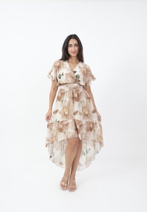 Abito floreale alto-basso color beige con accenti crema e verde; realizzato in tessuto leggero e fluido; presenta maniche a volant e una vita con cintura.