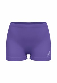 Shorts avec ceinture violette fabriqués à partir d'un matériau extensible. Présentent une texture lisse avec un petit logo sur le coin inférieur droit.