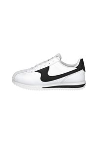 Zapatilla de cuero blanca con un swoosh de ante negro. Cuenta con una punta redondeada, cordones planos y una suela de goma texturizada con una franja negra.