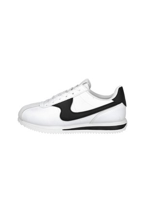 Zapatilla de cuero blanca con un swoosh de ante negro. Cuenta con una punta redondeada, cordones planos y una suela de goma texturizada con una franja negra.